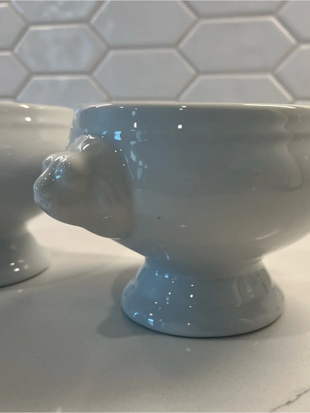 Sur la table white Lions Head Footed Bowls
